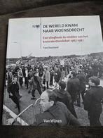 De Wereld Kwam Naar Woensdrecht - Tom Duurland, Ophalen of Verzenden, Zo goed als nieuw, Tom Duurland, 1945 tot heden
