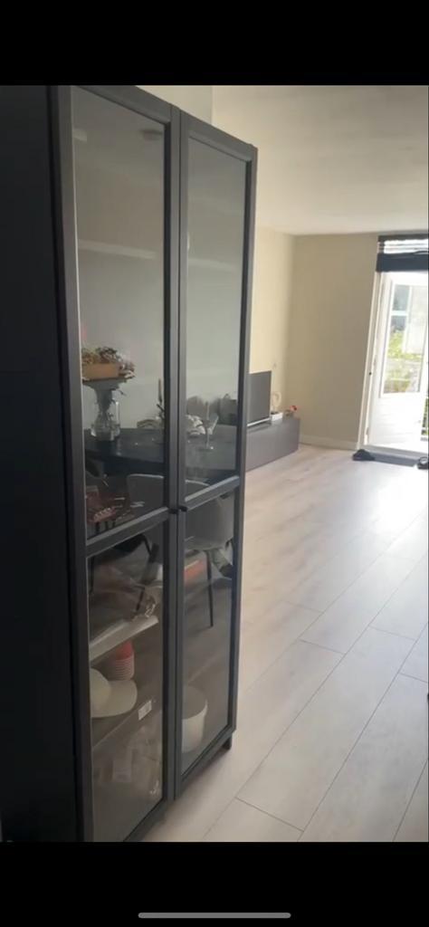 Billy OXBERG vitrinekast met glazen deuren, Huis en Inrichting, Kasten | Dressoirs, Zo goed als nieuw, 50 tot 100 cm, 25 tot 50 cm