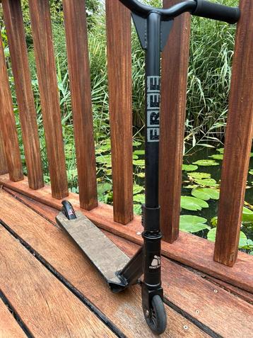 Mat zwarte stuntstep beschikbaar voor biedingen