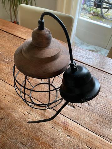 Hanglamp, combinatie van hout en ijzer. 