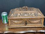 Antieke houten kist met houtsnijwerk, Antiek en Kunst, Ophalen of Verzenden