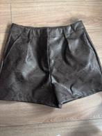 Imitatie Leer Slangenprint Broekje - Maat M, Ophalen of Verzenden, Zo goed als nieuw, Maat 38/40 (M), Kort