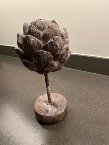 Artisjok op een voetstuk beschikbaar voor biedingen