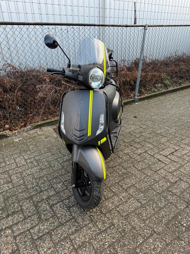 IVA lUX 50 motor defect, mooie nette scooter, Fietsen en Brommers, Snorfietsen en Snorscooters, Gebruikt, Overige merken, Benzine