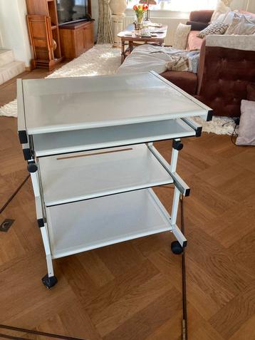 Zeer degelijke zgan Metalen computer tafel,verrijdbaar. beschikbaar voor biedingen