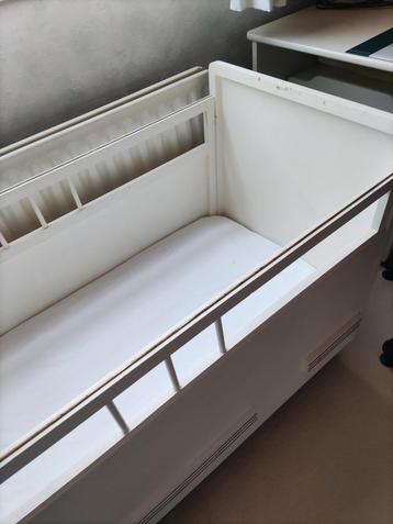 wit babybedje ledikant met lattenbodem en commode uit 1963 beschikbaar voor biedingen