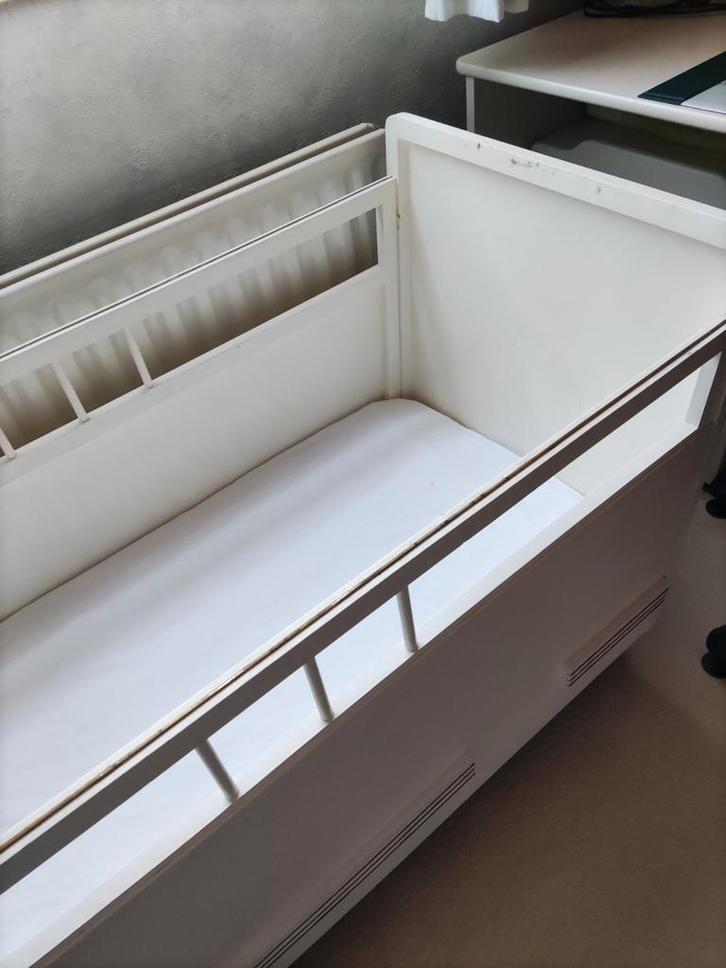 wit babybedje ledikant met lattenbodem en commode uit 1963, Kinderen en Baby's, Babywiegjes en Ledikanten, Gebruikt, Ledikant