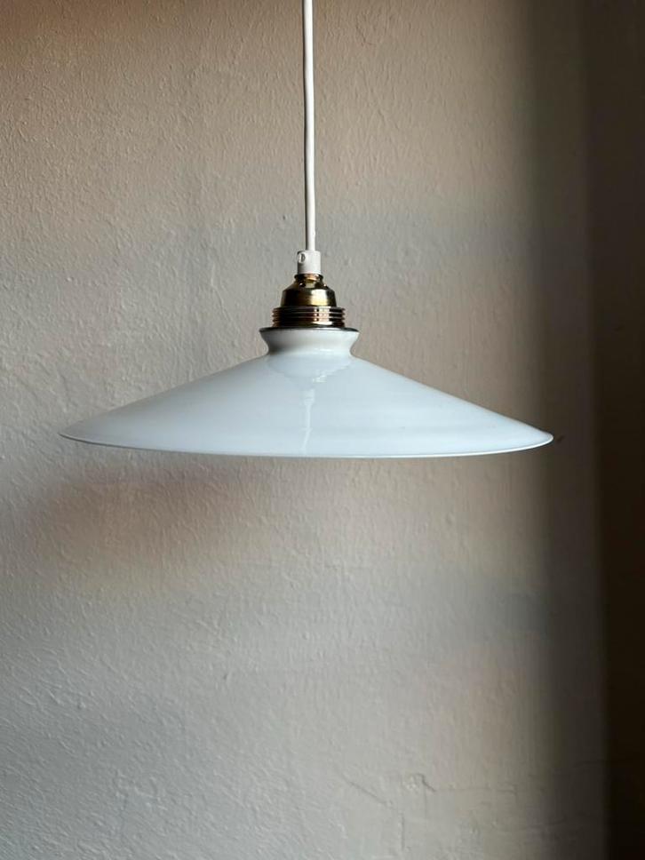 vintage Frans melkglas driehoek glazen opaline hanglamp wit, Huis en Inrichting, Lampen | Hanglampen, Minder dan 50 cm, Glas, Ophalen of Verzenden