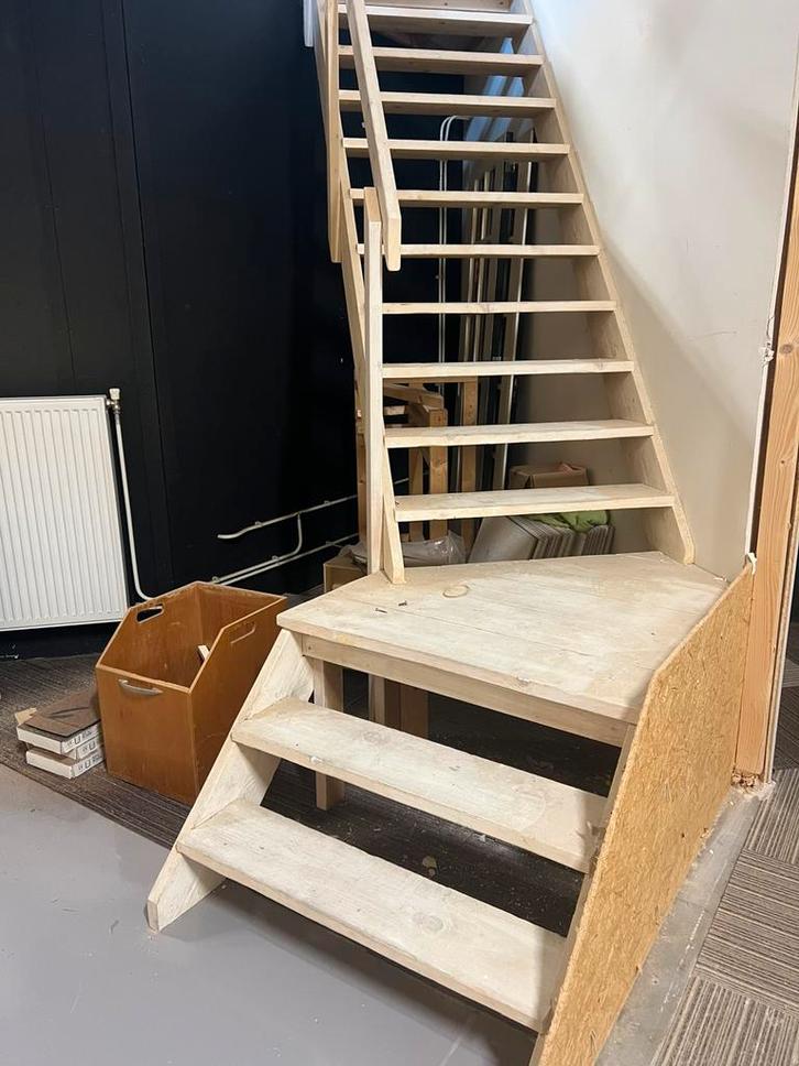 Gebruite trap met bordes, Doe-het-zelf en Verbouw, Ladders en Trappen, Gebruikt, Trap, 2 tot 4 meter, Ophalen