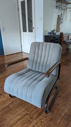 Mooie grijze fauteuil met houten armleggers, Gebruikt, Ophalen