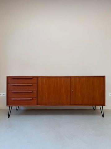 Vintage houten dressoir met lades en deurtjes beschikbaar voor biedingen