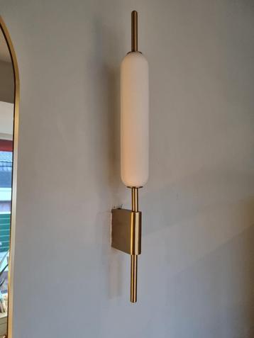 Messing en melkglas design smalle wandlamp