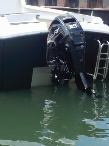 Vis tour boot beschikbaar voor biedingen