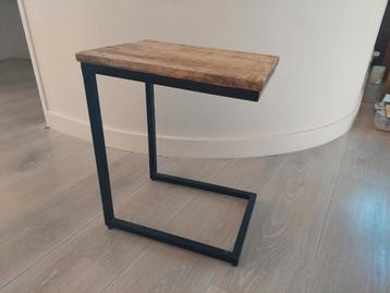 Bijzettafel teak beschikbaar voor biedingen