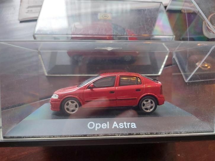 Opel Astra schaalmodel in kabinet, Hobby en Vrije tijd, Modelauto's | 1:18, Zo goed als nieuw, Auto, Overige merken, Ophalen of Verzenden
