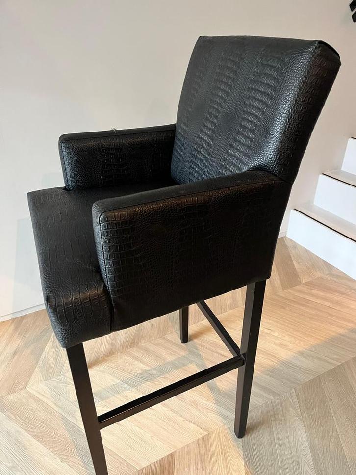 Zwarte barstoel met slangenleerlook, Huis en Inrichting, Barkrukken, Zo goed als nieuw, 1 kruk, Met voetsteun, Ophalen