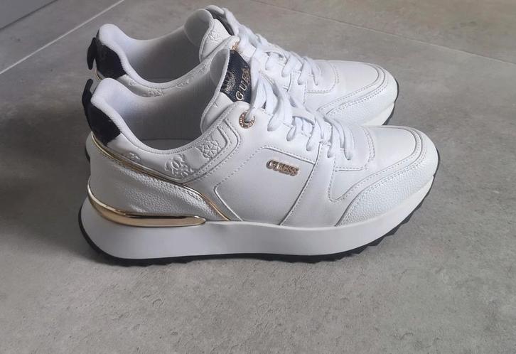 Guess sneakers maat 40 - nieuwstaat, Kleding | Dames, Schoenen, Zo goed als nieuw, Sneakers of Gympen, Wit, Ophalen of Verzenden