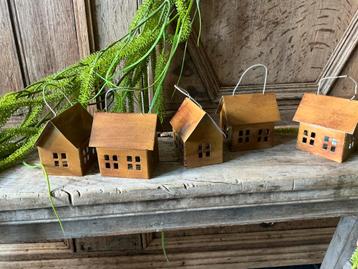 NIEUW set van 5 hangende metalen huisjes MUSTARD beschikbaar voor biedingen