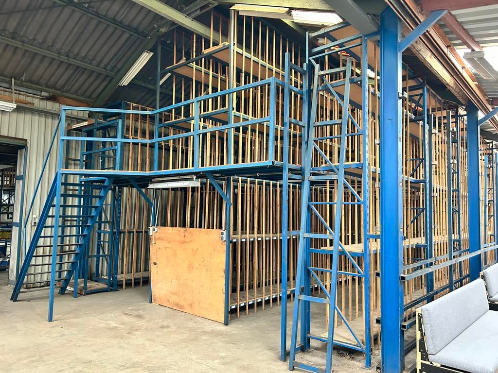 Enorme palletstelling met verdieping, trap, looppaden, Ophalen