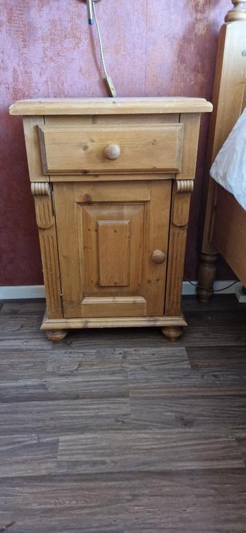 2 Landelijk houten nachtkastjes beschikbaar voor biedingen