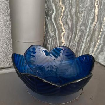 Blauwe glazen schaal - bloemvorm beschikbaar voor biedingen