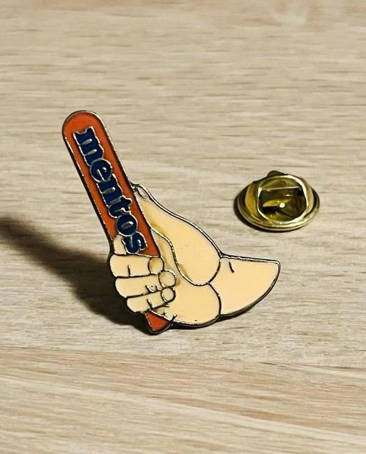 Mentos Speldje - Hand met Snoeprol, Verzamelen, Speldjes, Pins en Buttons, Zo goed als nieuw, Speldje of Pin, Merk, Ophalen of Verzenden