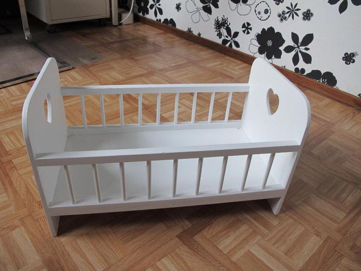 een keurig poppenbedje - wit - hout - met pop en toebehoren, Kinderen en Baby's, Speelgoed | Poppen, Zo goed als nieuw, Babypop