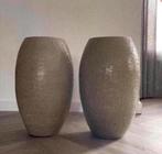 Twee grote olijfgroene terracotta vazen hoge potten handwerk, Aardewerk of Porselein, Ophalen of Verzenden, Zo goed als nieuw