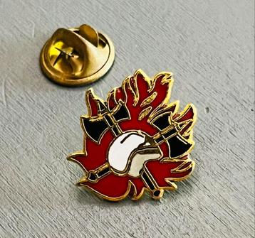 Brandweer pin vlammen beschikbaar voor biedingen