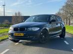 BMW 118I 5DR | NWE DISTRIBUTIE | Carplay | 18" | APK |Airco, Auto's, BMW, 65 €/maand, 1995 cc, Blauw, Origineel Nederlands