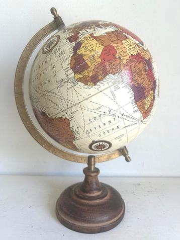 Klassieke wereldbol op houten voet 33 cm