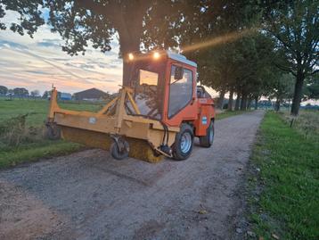 Nimos werktuigdrager / veegmachine beschikbaar voor biedingen