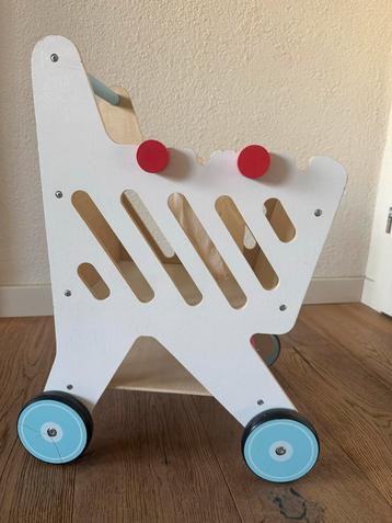Houten speelgoed boodschappenkar beschikbaar voor biedingen