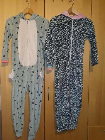 2 Grijze onesie/huispak/pyjamas maat 134-140, 12-13jr beschikbaar voor biedingen