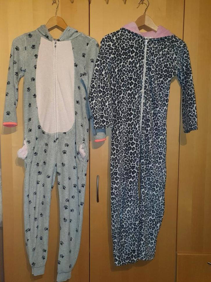 2 Grijze onesie/huispak/pyjamas maat 134-140, 12-13jr, Kinderen en Baby's, Kinderkleding | Maat 134, Gebruikt, Meisje, Nacht- of Onderkleding