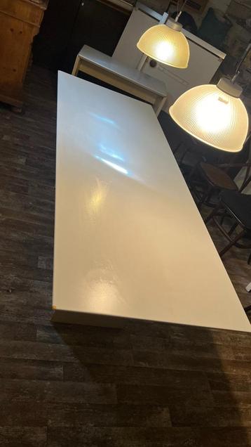 lange witte tafel/buro