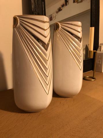 2 decoratieve witte vazen met gouden lijnen in de vaas, numm beschikbaar voor biedingen