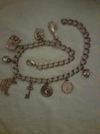 Een 45 cm. lange ketting met 9 verschillende bedels., Ophalen of Verzenden, Goud, Goud