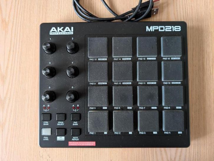 Akai MPD218 MIDI Pad Controller - Like New - Original Box, Muziek en Instrumenten, Midi-apparatuur, Zo goed als nieuw, Ophalen of Verzenden