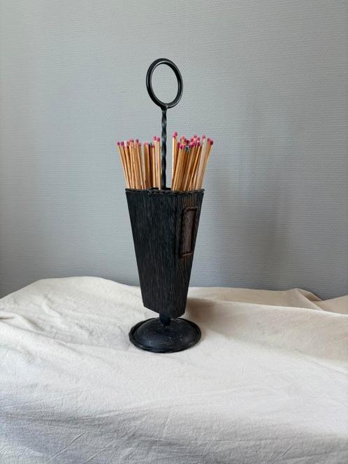 Vintage castiron lucifer houder brutalist style h44cm, Verzamelen, Rookartikelen, Aanstekers en Luciferdoosjes, Zo goed als nieuw