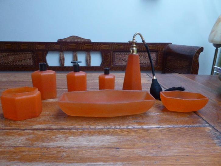 Prachtige 7-delige art deco toilettafel set in opaline., Antiek en Kunst, Antiek | Glas en Kristal, Ophalen of Verzenden