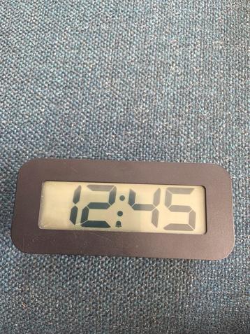 Digitale Wekker beschikbaar voor biedingen