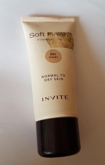Grote tube Invite Soft Finish foundation 001 Ivory voor 3,75
