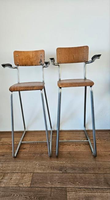 Twee vintage buisframe kinderstoel / barkruk  beschikbaar voor biedingen