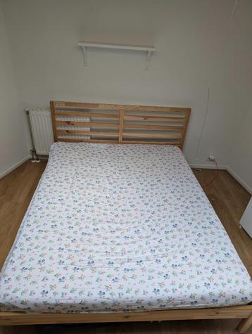 IKEA Bed Frame + Spring Matress + GRATIS 2 night stands beschikbaar voor biedingen