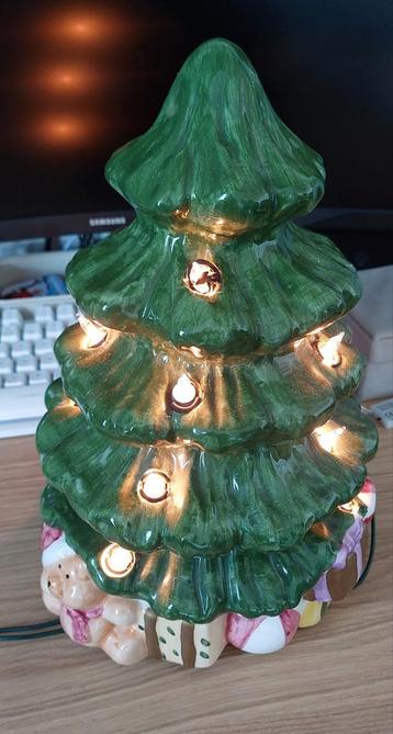 Kerstboom met lampjes beschikbaar voor biedingen