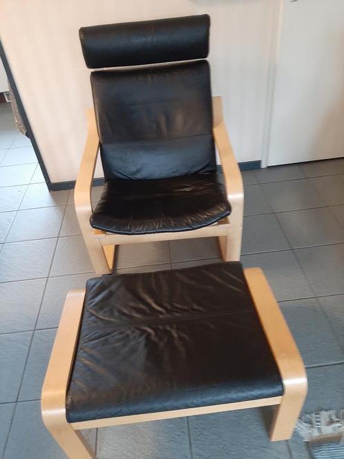 Ikea Poäng, zwart leren bekleding, met voetenbankje, Huis en Inrichting, Fauteuils, Gebruikt, Hout, Leer, Ophalen