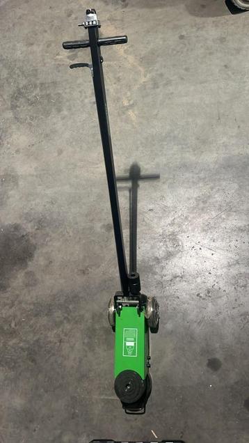 garage krik beschikbaar voor biedingen