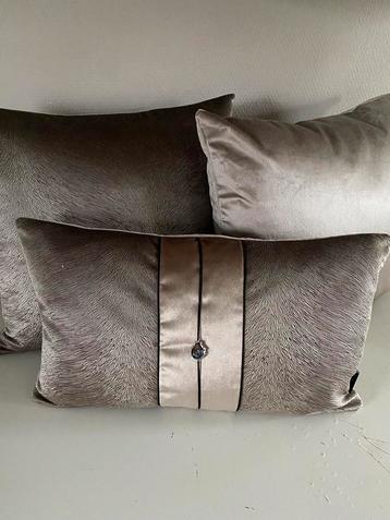 Sierkussens in taupe kleur nieuw beschikbaar voor biedingen