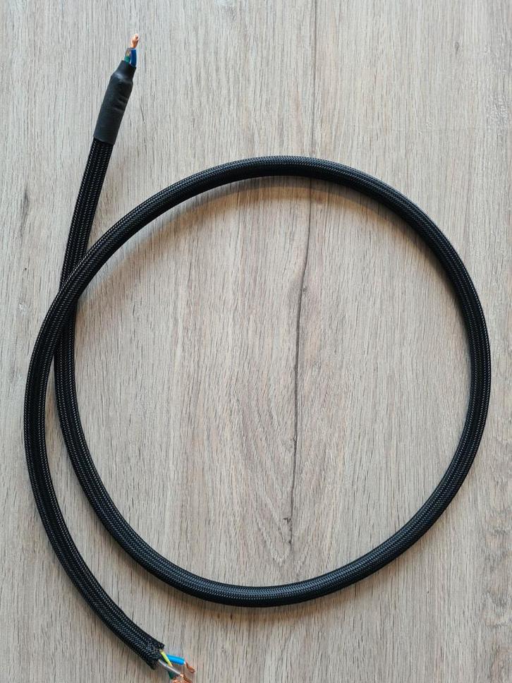 Furutech FP-S022N Power cable, Audio, Tv en Foto, Audiokabels en Televisiekabels, Zo goed als nieuw, Overige kabels, Minder dan 2 meter